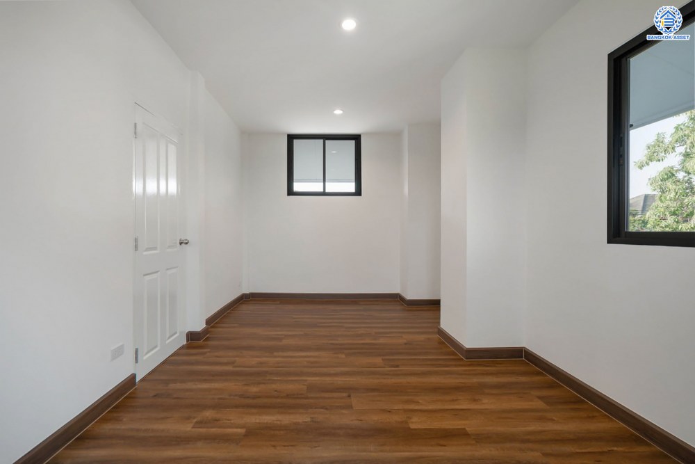 บ้านมือสองตกแต่งใหม่ โครงการ ดิเอมเมอรัลด์การ์เด้น ทวีวัฒนา เนื้อที่ 80 ตร.ว. ฟังก์ชัน 4 ห้องนอน 3 ห้องน้ำ จอดรถได้ 2 คัน บนทำเลศักยภาพเชื่อมต่อหลายเส้นทาง ทั้ง ถนนทวีวัฒนา, ถนนพุทธมณฑลสาย4, ถนนบรมราชชนนี ใกล้เซ็นทรัลปิ่นเกล้า และมหาวิทยาลัยมหิดล